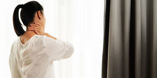woman-with-neck-pain